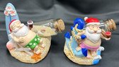 Tropische Kerstman op ligstoel + anker & zand in glazen fles - Set van 2 stuks - Polyresin - hoogte 9 x 8 x 7 cm - Kerstdecoratie - Woondecoratie - Woonaccessoires