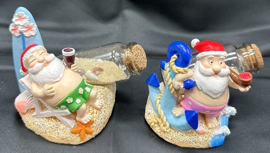 Tropische Kerstman op ligstoel + anker & zand in glazen fles - Set van 2 stuks - Polyresin - hoogte 9 x 8 x 7 cm - Kerstdecoratie - Woondecoratie - Woonaccessoires