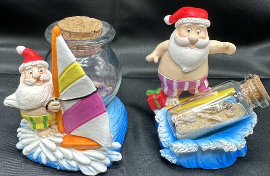 Tropische Kerstman op surfplank & zand in glazen fles - Set van 2 stuks - Polyresin - hoogte 9 x 8 x 7 cm - Kerstdecoratie - Woondecoratie - Woonaccessoires