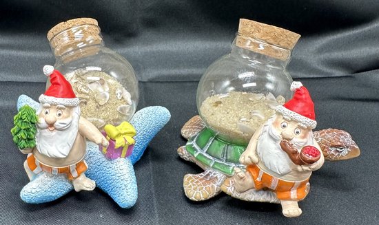Tropische Kerstman op zeester + schildpad & zand in glazen fles - Set van 2 stuks - Polyresin - hoogte 9 x 8 x 7 cm - Kerstdecoratie - Woondecoratie - Woonaccessoires