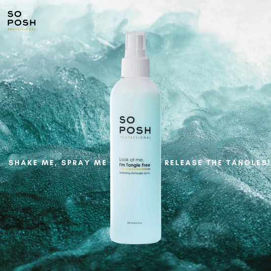 Fles "So Posh Professional" hydraterende ontklit spray op een achtergrond van golvend water.