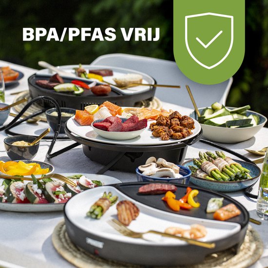 Gourmetstel met vlees, vis en groenten in een tuinsSetting.