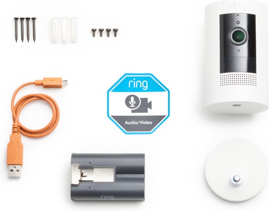 Ring Stick Up Cam, batterij, oplaadkabel en bevestigingsmateriaal.