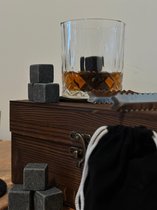 Luxe whiskey cadeau set - 2 glazen - 8 whiskey stones met fluwelen bewaarzakje - 2 onderzetters - 1 tang in een luxe houten box
