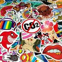 Close-up van stickers met afbeeldingen van een voetbalspeler, een mopshond, haai, een french bulldog, lippen en een verbodsbord voor CO2.