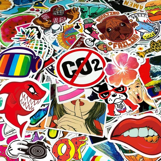 Close-up van stickers met afbeeldingen van een voetbalspeler, een mopshond, haai, een french bulldog, lippen en een verbodsbord voor CO2.
