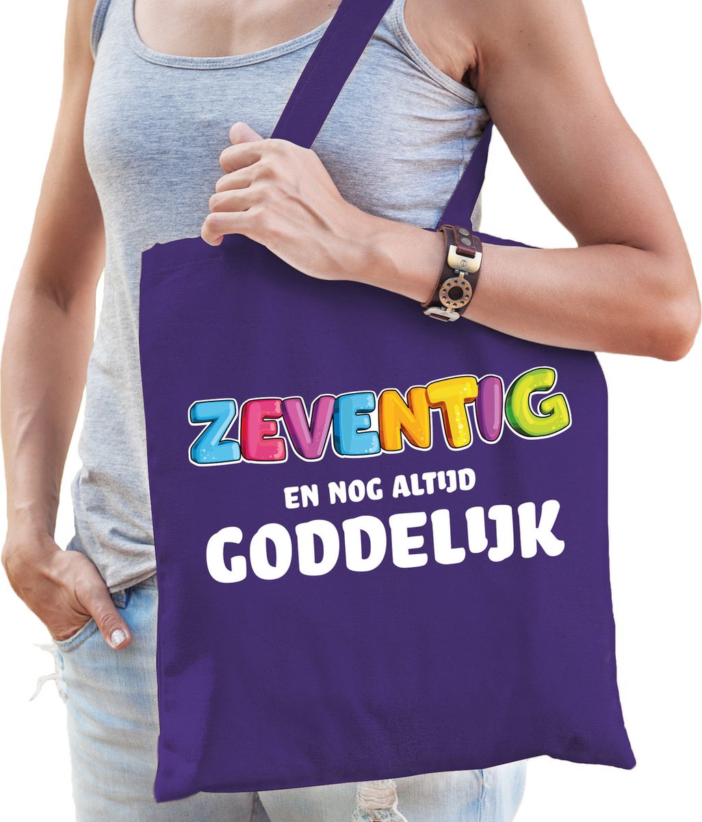 Bellatio Decorations Cadeau tas 70 jaar - zeventig en goddelijk - paars - katoen - 42 x 38 cm