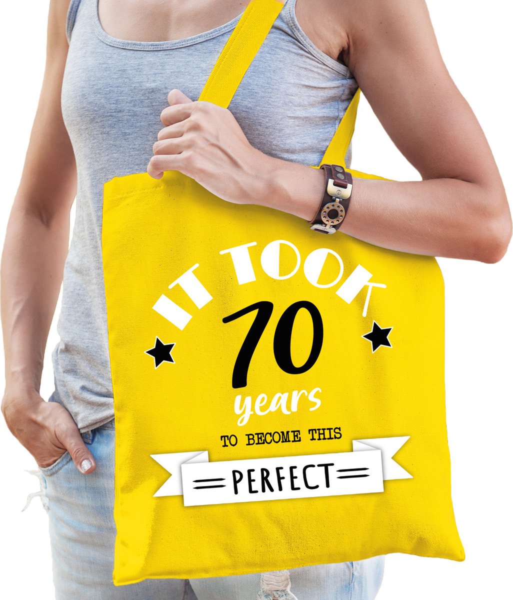 Bellatio Decorations cadeau tas dames - 70 en perfect - geel - katoen - 42 x 38 cm - zeventig