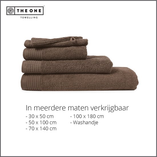 Een stapel van verschillende taupe handdoeken van 'The One Towelling' in diverse afmetingen.