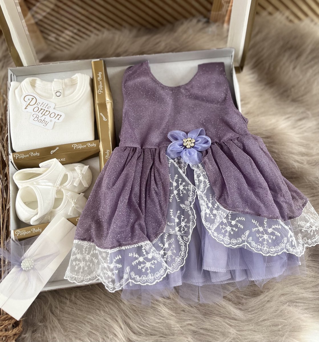 Goedkoopste luxe feestjurk-bruidsjurk-Baby jurk-tule jurk-doopjurk -doopkleedje-onderhemd-haarband-schoentjes- new born-geschenkset -geschenkdoos-kraamcadeau-fotoshoot newborn-doopsel-4 delige set- lila kleur-maat 56/62 (0 tem 4 maanden