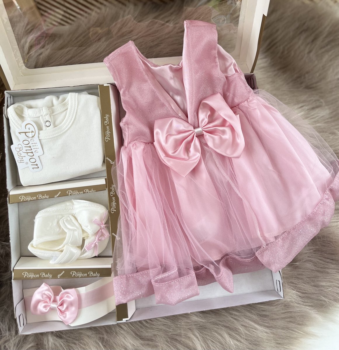 luxe feestjurk-bruidsjurk-Baby jurk-tule jurk-doopjurk -doopkleedje-onderhemd-haarband-schoentjes- new born-geschenkset -geschenkdoos-kraamcadeau-fotoshoot newborn-doopsel-4 delige set-roze kleur-maat 56/62 (0 tem 3 maanden) – foto 4