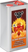 Zilverkleurige jerrycan met rode dop en handvat. Bruin label met een illustratie van een boze stier met vlammen en rook. Tekst: 5 in 1, OCTANE BOOSTER, UP TO 6 OCTANE.