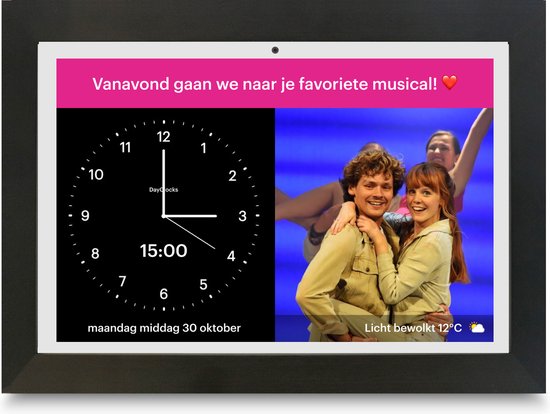 Een digitale fotolijst met de tekst 'Vanavond gaan we naar je favoriete musical!' en een foto van twee musicalacteurs, met weersvoorspelling.