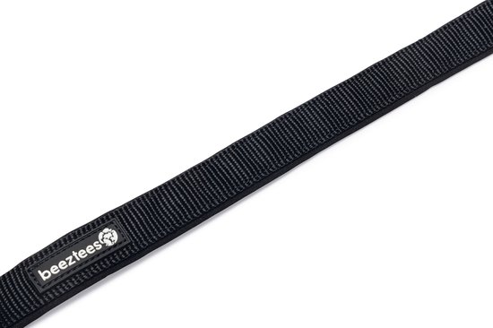 Zwarte nylon riem met Beeztees logo.