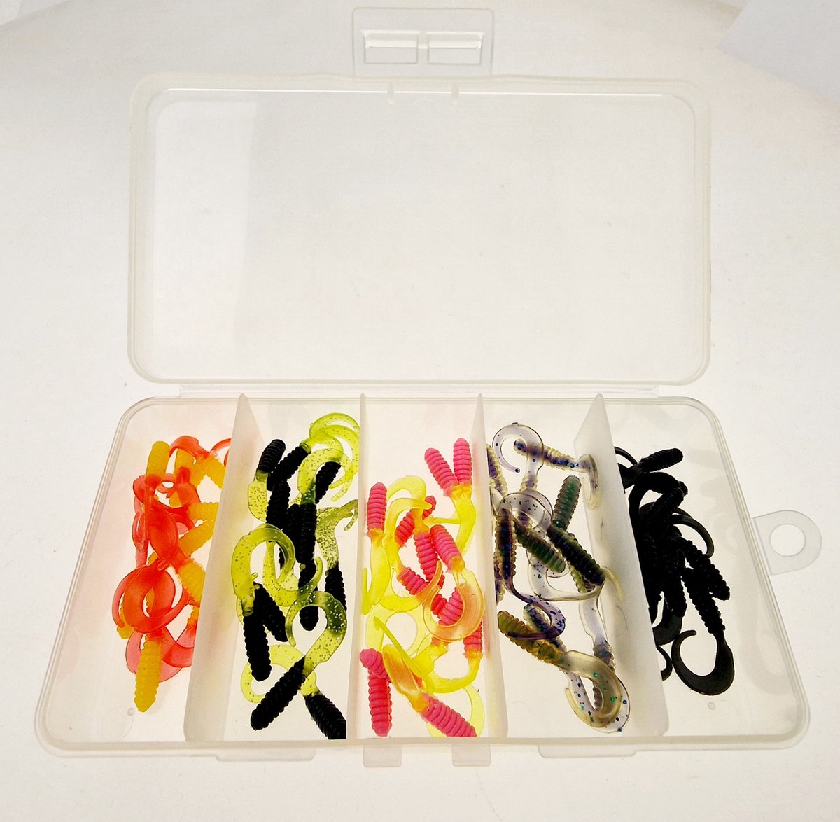 Qatrixx Softbait set 65 Delig - Enkele Twisters 4 cm uit Amerika - Jigheads - Staaldraad - inclusief Tacklebox - Roofvissen - Snoek - Baars - Snoekbaars - Kunstaas - Kunstaasset