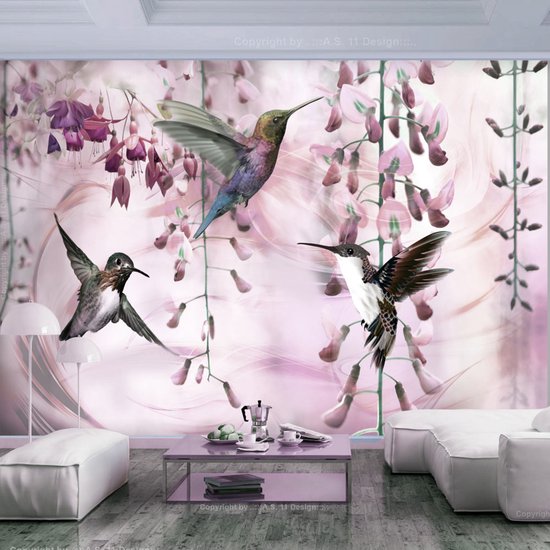 Fotobehangkoning - Behang - Vliesbehang - Fotobehang Kolibrie bij de Bloemen - Kleurrijke Kolibries - Vogels- Flying Hummingbirds (Pink) - 150 x 105 cm