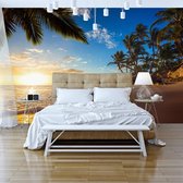 Fotobehangkoning - Behang - Vliesbehang - Fotobehang Tropisch Strand - Palmbomen - Zee - Paradijs - 150 x 105 cm