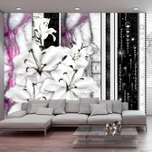 Fotobehangkoning - Behang - Vliesbehang - Fotobehang - Lelies op Paars Marmer - Lelie Kunst - Bloemen - 300 x 210 cm