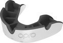 Opro Silver Superior Fit Mondbeschermer met witte buitenkant en donkergrijs binnenwerk.