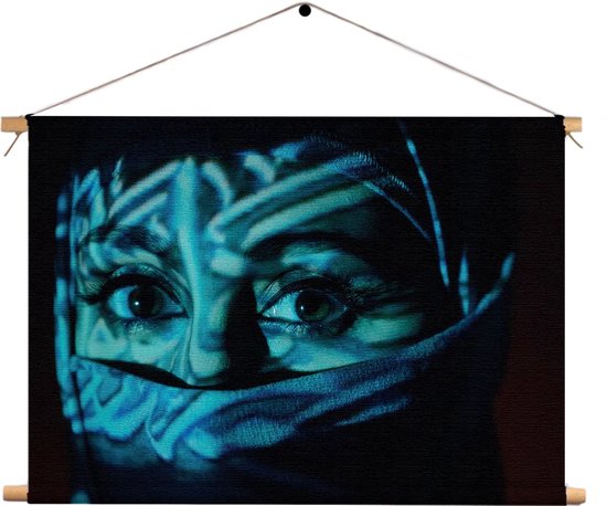 Textielposter Jonge Arabische Vrouw Met Blauwe Hoofddoek Rechthoek Horizontaal M (30 X 40 CM) - Wandkleed - Wanddoek - Wanddecoratie