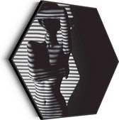Akoestisch Schilderij Blote Vrouw Achter Jaloezie 02 Hexagon Basic XL (140 X 121 CM) - Akoestisch paneel - Akoestische Panelen - Akoestische wanddecoratie - Akoestisch wandpaneel