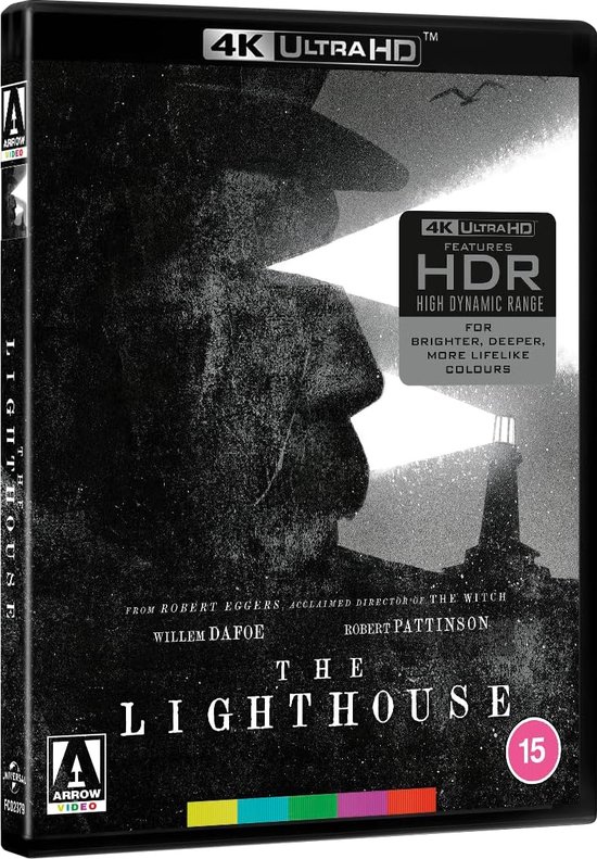 The Lighthouse 4K UHD Blu-ray hoes met Willem Dafoe en Robert Pattinson in zwart-wit, met een vuurtoren op de achtergrond.