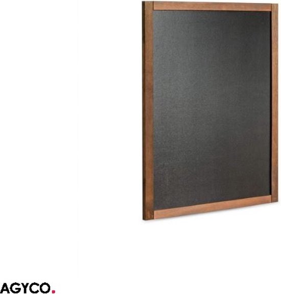 Een staand zwart krijtbord met bruin houten frame van Agyco.