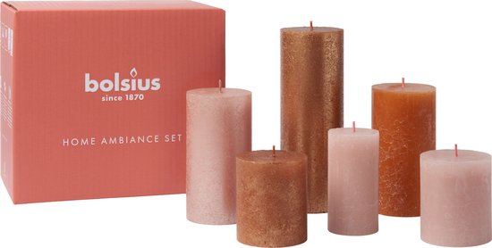 Un set de six bougies Bolsius, de gauche à droite : rose, cuivre, marron, rose, orange, rose, avec une boîte corail.