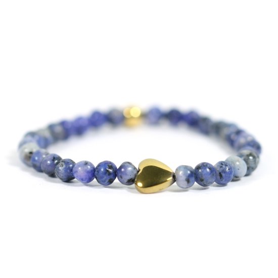 Armband met blauwe agaat kralen van 4 mm en een gouden hartbedel.