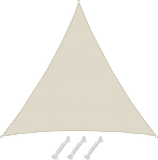 Beige driehoekig schaduwdoek met drie touwen.