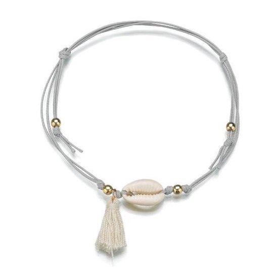 Grijze armband met schelp, beige kwastje en gouden kraaltjes.