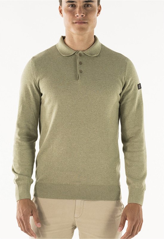 Man met langemouwige, olijfgroene gebreide polo met knoopjes en een label op de mouw.