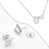 Initiaal Ketting & Oorbellen set met Letter U Zilverkleurig - Met letter & Hartje! - Naam Ketting Cadeau - Roestvrij Stalen Ketting op Kaartje - Pax Amare