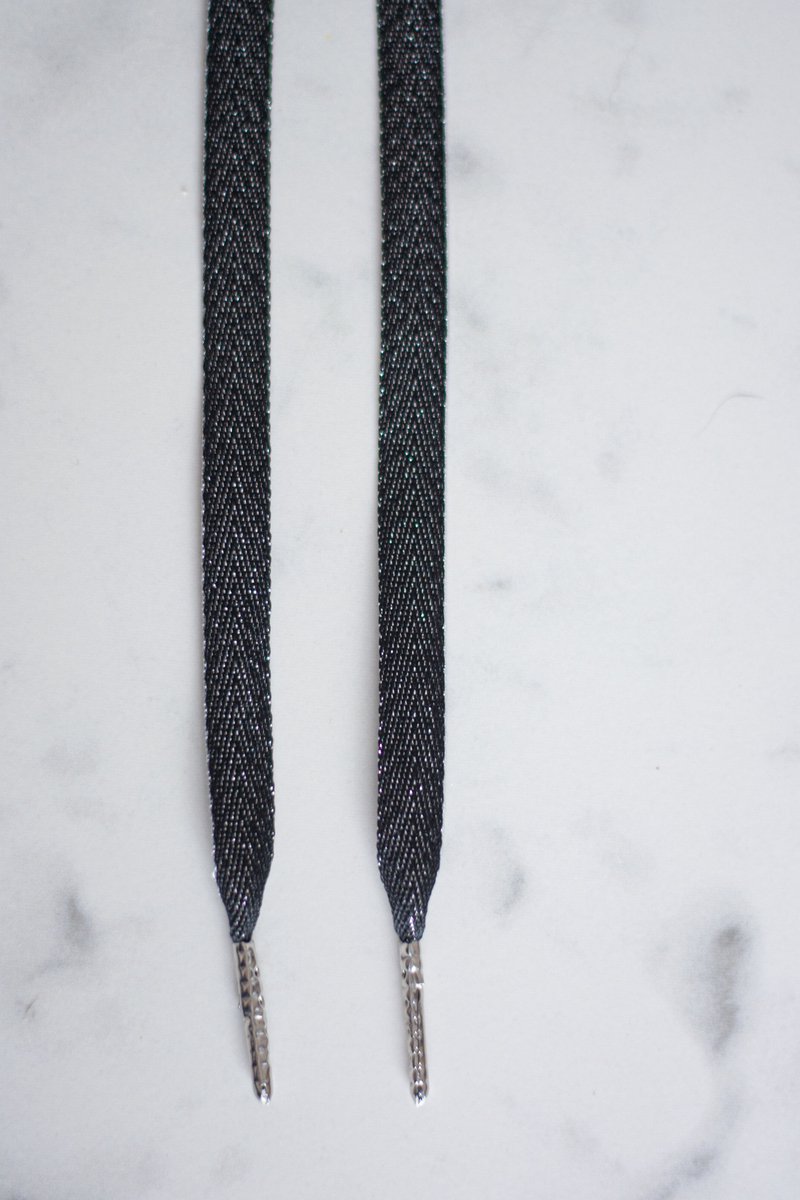 Schoenveters plat uni met glitter - zwart - 120cm met zilveren nestels veters voor wandelschoenen, werkschoenen en meer