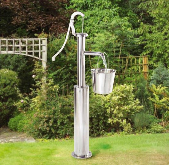 RVS handpomp met een emmer die water opvangt, in een tuinsetting.
