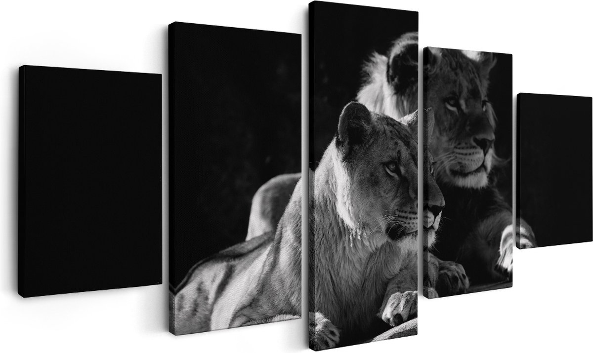 Artaza Canvas Schilderij Vijfluik Leeuw en Leeuwin zitten naast elkaar - Zwart Wit - 150x8