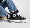 Zwarte Converse All Star Lift Hi damessneakers met witte zolen en veters, gedragen met spijkerbroek.
