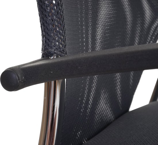 Close-up van een grijze mesh bureaustoel met armleuning en chromen poot.