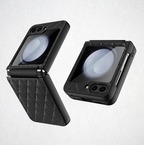 Zwarte leren hoes met ruitpatroon, open en gesloten voor Samsung Galaxy Z Flip 5.