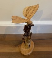 Handgemaakte houten vlinder op parasiet hout