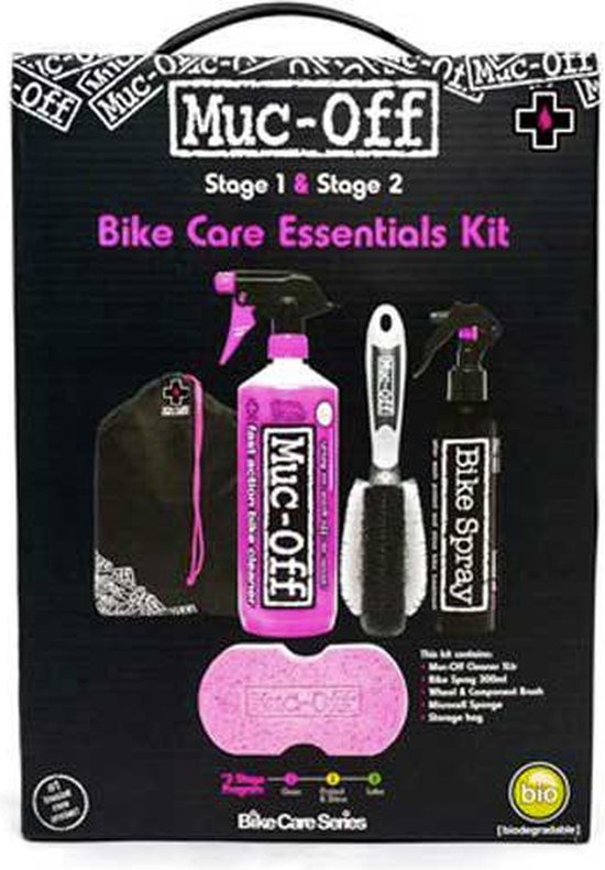 Zwarte doos met de tekst 'Muc-Off Stage 1 & Stage 2 Bike Care Essentials Kit' en de producten.