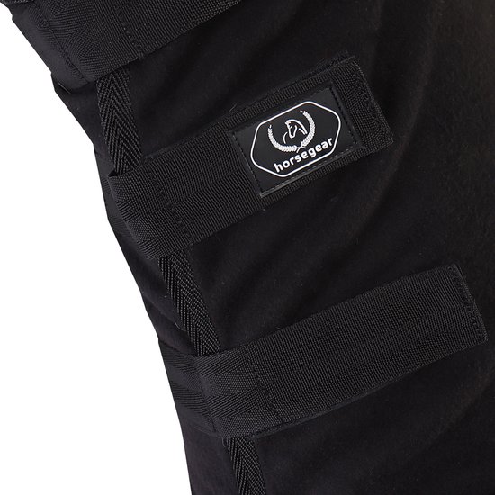 Zwart Horsegear halsstuk met logo en klittenbandsluitingen.