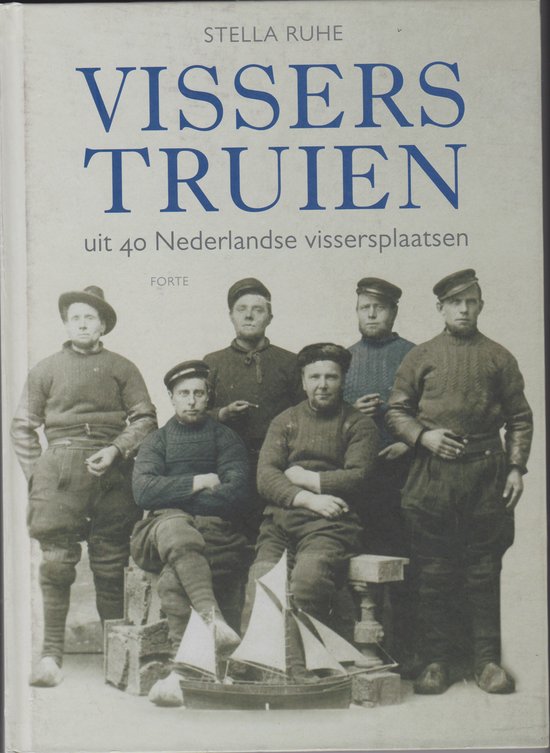 Boekomslag met "Vissers Truien" in grote letters. Zes mannen in visserskleding staan en zitten voor een model van een zeilboot.