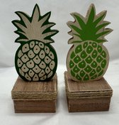 Decoratieve houten ananas op standaard - Set van 2 stuks - Houtkleurig + groen - hoogte 15x6.5cm - Woonaccessoires - Ananas