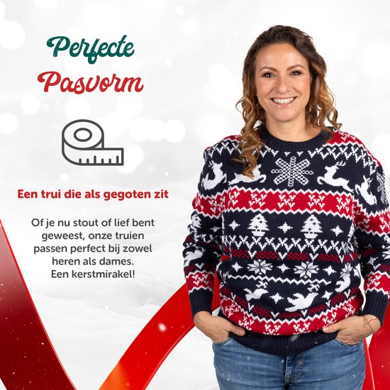 Vrouw in kersttrui met rendieren, sneeuwvlokken en kerstbomen in blauw, rood en wit.