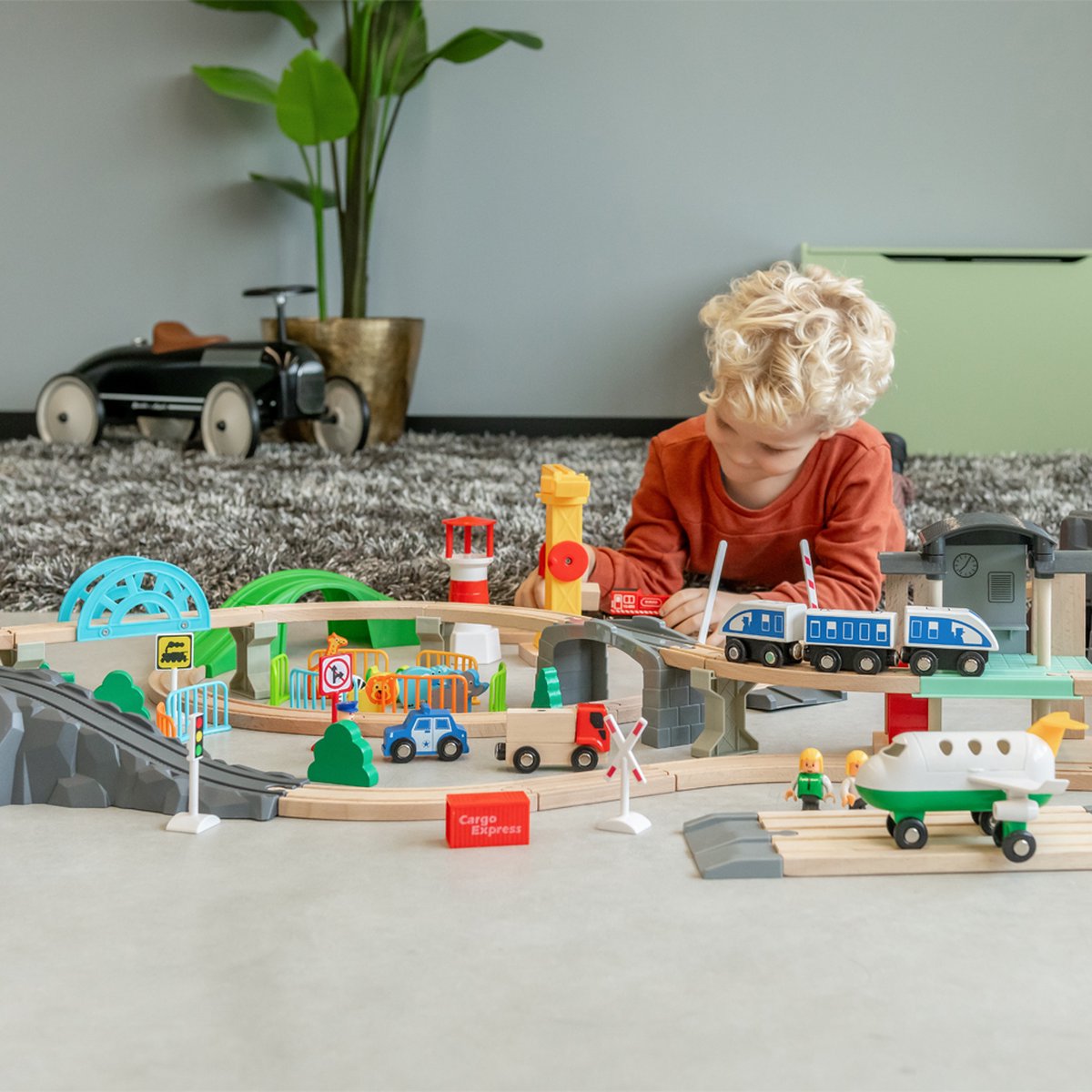Bandits & Angels Houten Treinset Transport Thema 100 delig vanaf 3 jaar voor Jongens en Meisjes - Trein Set van Hout inclusief Accessoires - 100 delen - Houten Treinbaan met Trein, Hijskraan, Vliegtuig, Helikopter — afbeelding 3