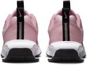 Achterkant van twee roze Nike sneakers met zwarte en witte details.