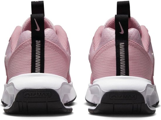 Achterkant van twee roze Nike sneakers met zwarte en witte details.
