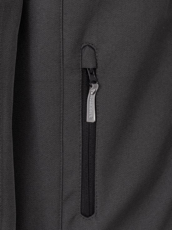 Close-up van een verticaal ritsvak op een grijze softshell jas met Bjørnson-logo trekker.