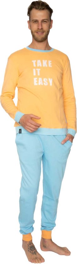 Man in oranje pyjamashirt met tekst 'TAKE IT EASY' en lichtblauwe pyjamabroek.
